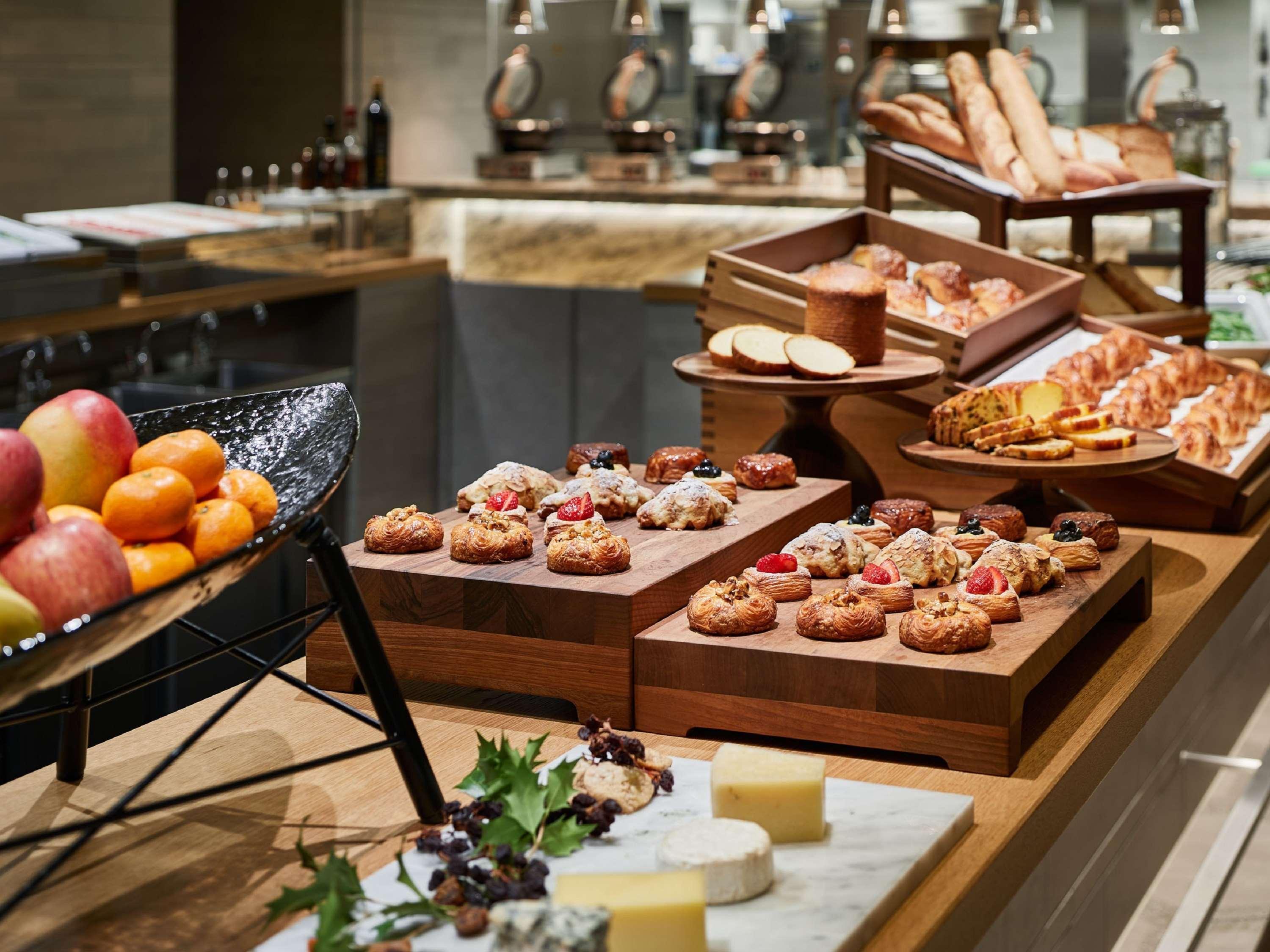 The Thousand Kyoto Eksteriør billede A buffet at a hotel