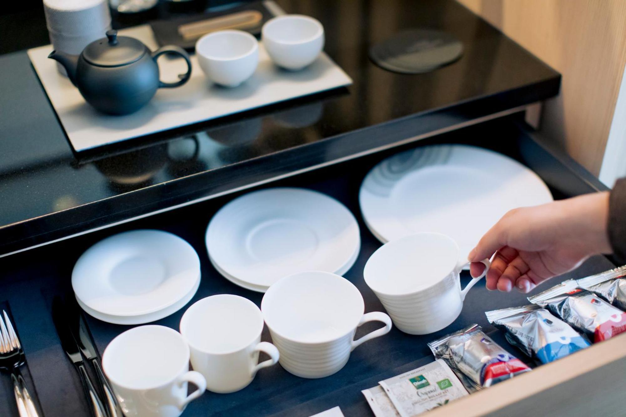 The Thousand Kyoto Eksteriør billede A drawer filled with tableware